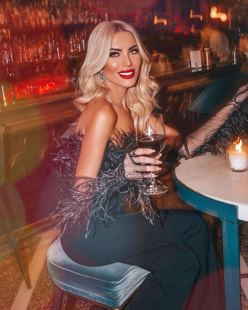 katerina kainourgiou xmas outfit