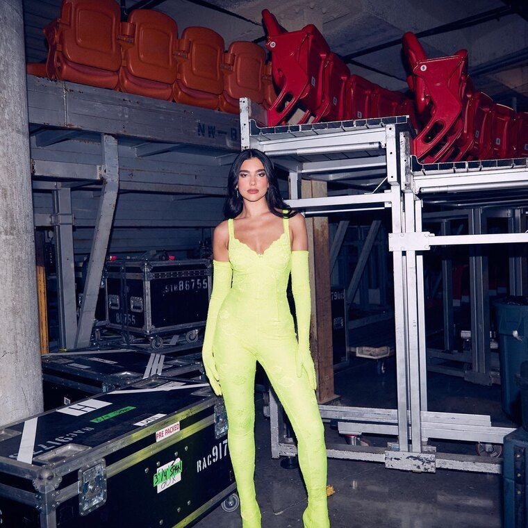 dua_lipa_periodeia_catsuit.jpg