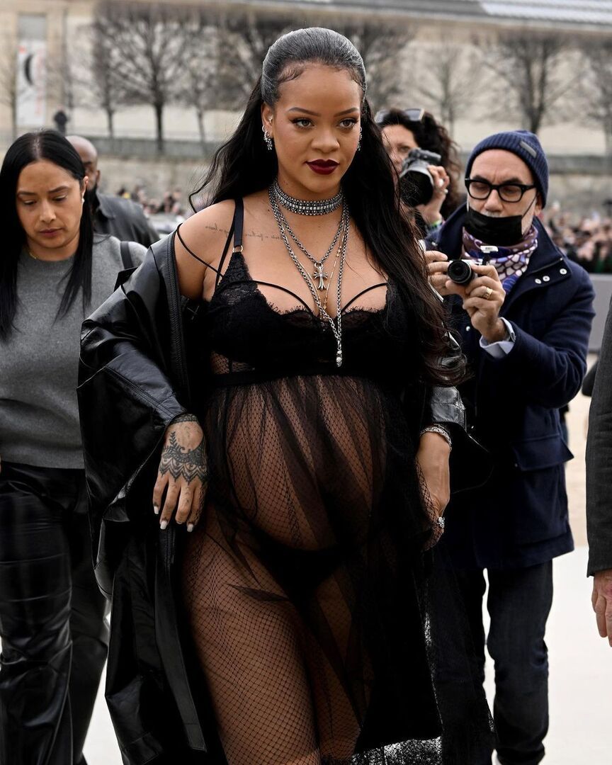 rihanna in dior show