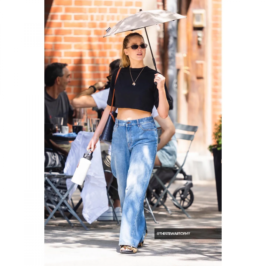 1659607008022-569605767-jennifer-lawrence-summer-street-style-(6).jpg