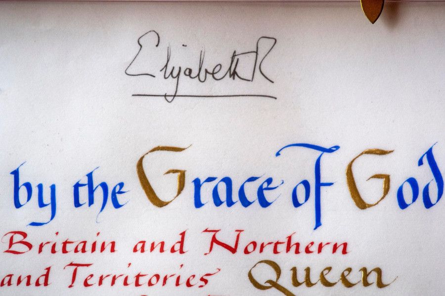 queen_elizabeth_signature.jpg