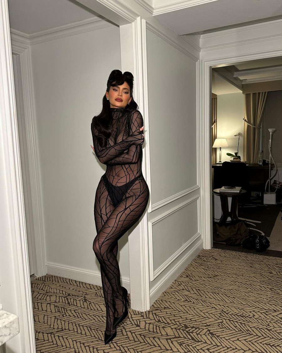 1668677257617-263628375-kylie_jenner_mugler-(3).jpg