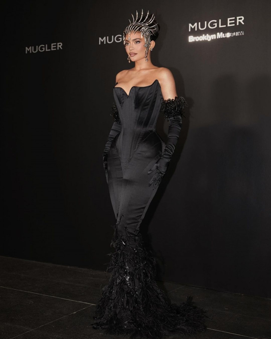 1668679209561-13071697-kylie_jenner_mugler-(4).jpg