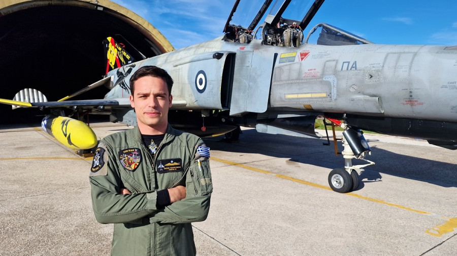 ÐÔÙÓÇ ÁÅÑÏÓÊÁÖÏÕÓ F-4E Phantom II <br><br>Õðïóìçíáãüò (É) ÌÜñéïò - Ìé÷áÞë Ôïõñïýôóéêáò