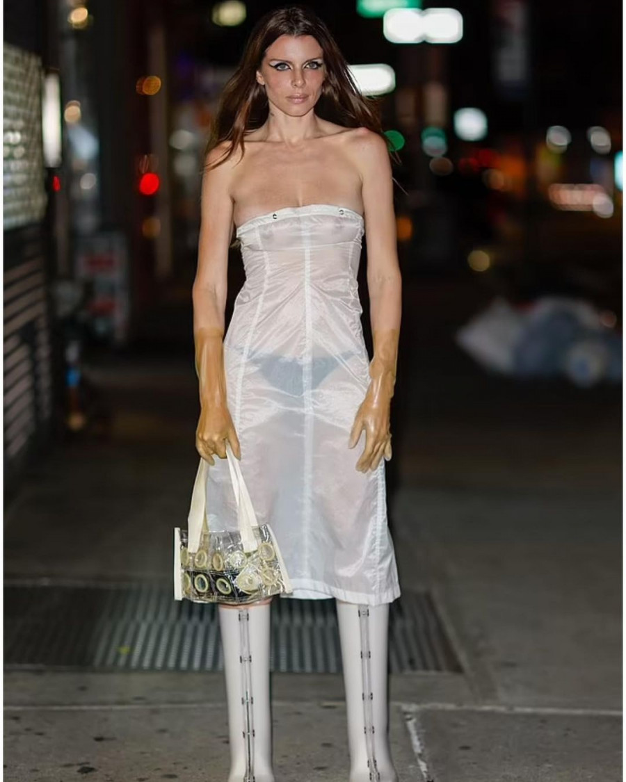 julia_fox_nyfw23-(5).jpg