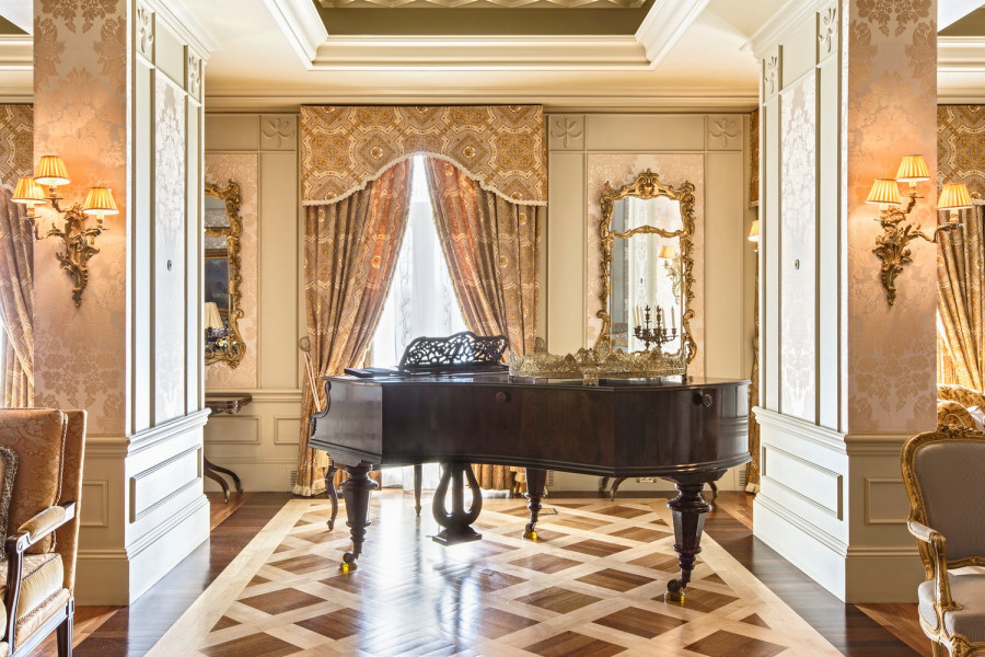 Royal-Suite-piano.jpg
