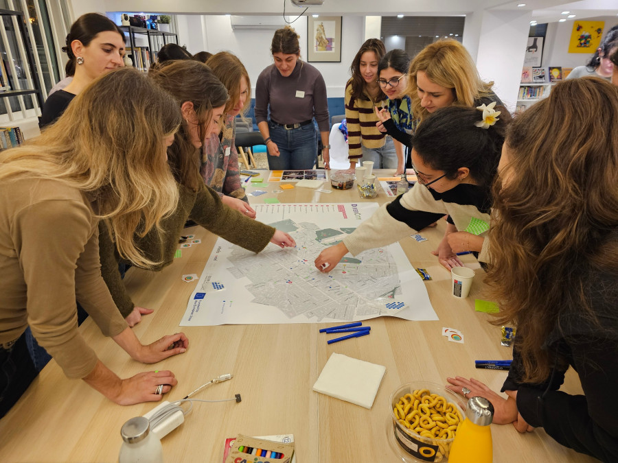 DiverCity_collective-mapping-of-Pagrati-neighbourhood-with-young-women.jpg