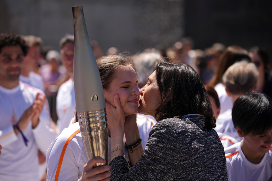 OLY Paris Torch Arrival