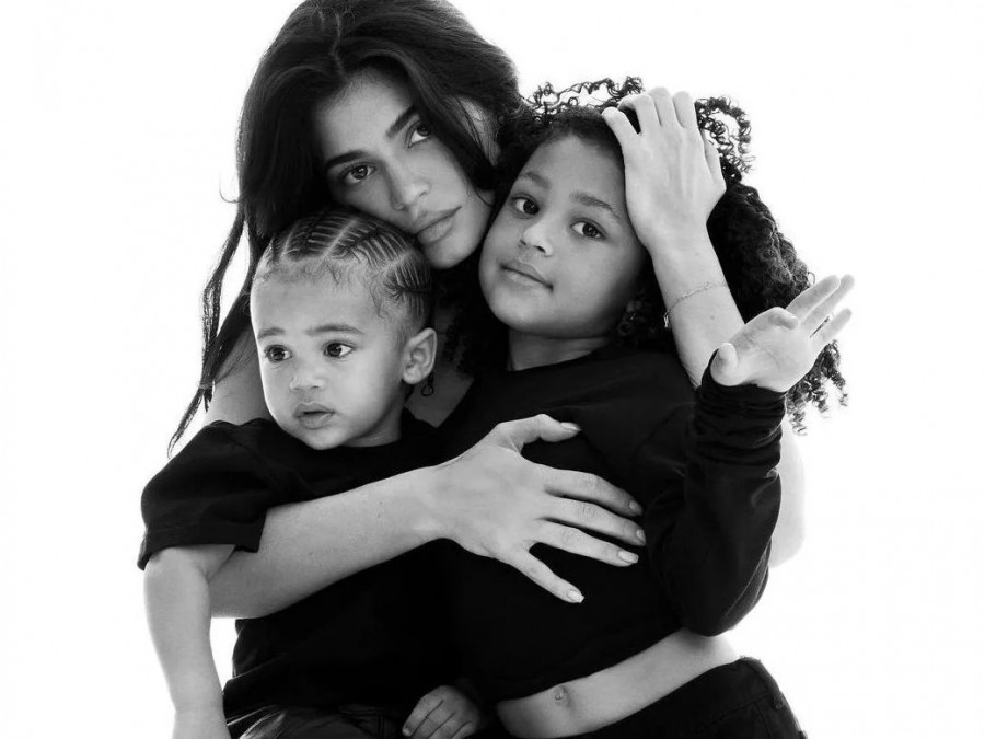 Η Kylie Jenner έκανε το «Upside Down Challenge» με τα παιδιά της και πραγματικά πότε μεγάλωσαν τόσο