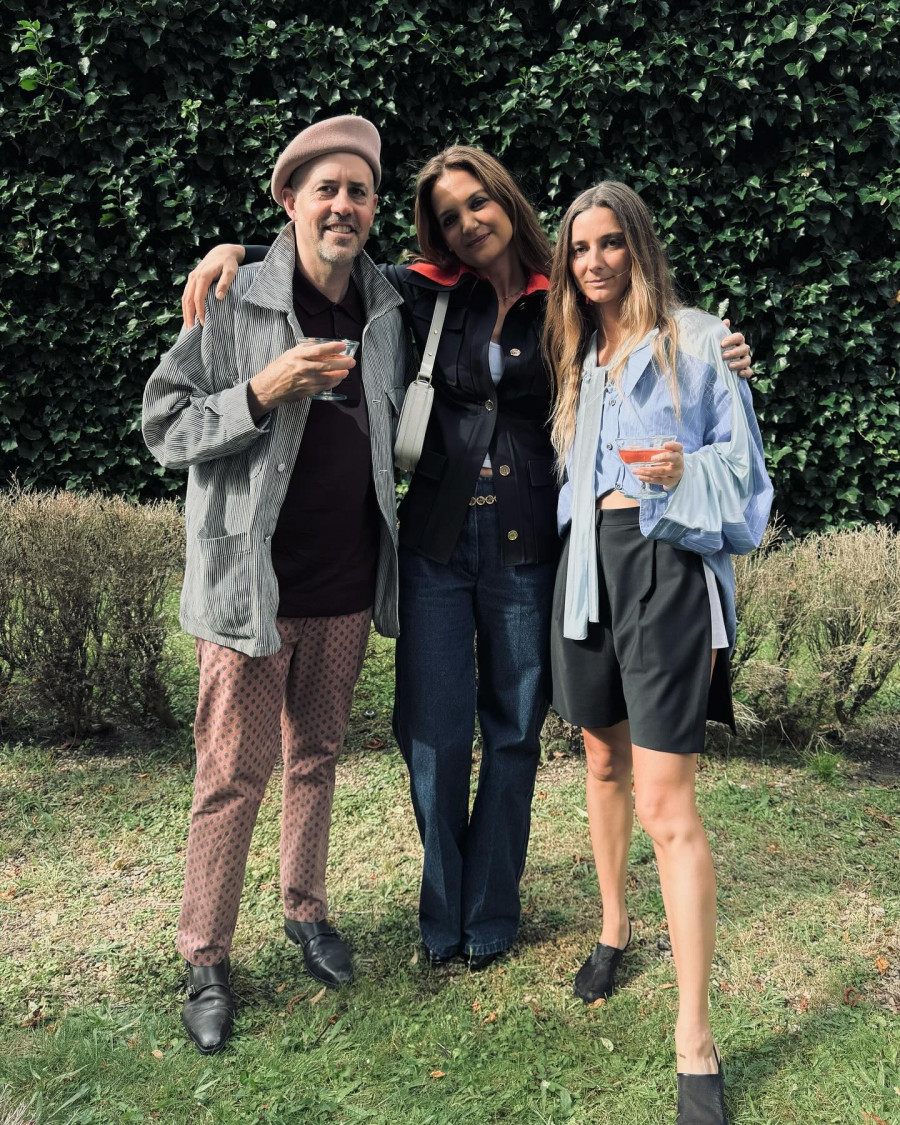 Photo-shared-by-Katie-Holmes-on-June-29-2024-tagging-@briesarawelch-@michaelfitzpd-and-@patou.-Den-yparxei-dia8esimh-perigrafh-gia-th-fwtografia...jpg