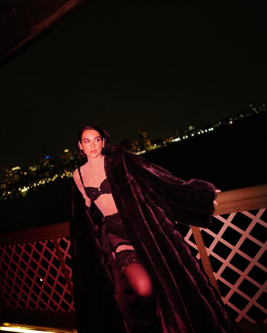 Photo-by-DUA-LIPA-on-December-12-2024.-Mporei-na-einai-eikona-1-atomo-makigiaz-goyna-palto-dixtywta-kalson-h-Gefyra-Queensboro-kai-keimeno..jpg