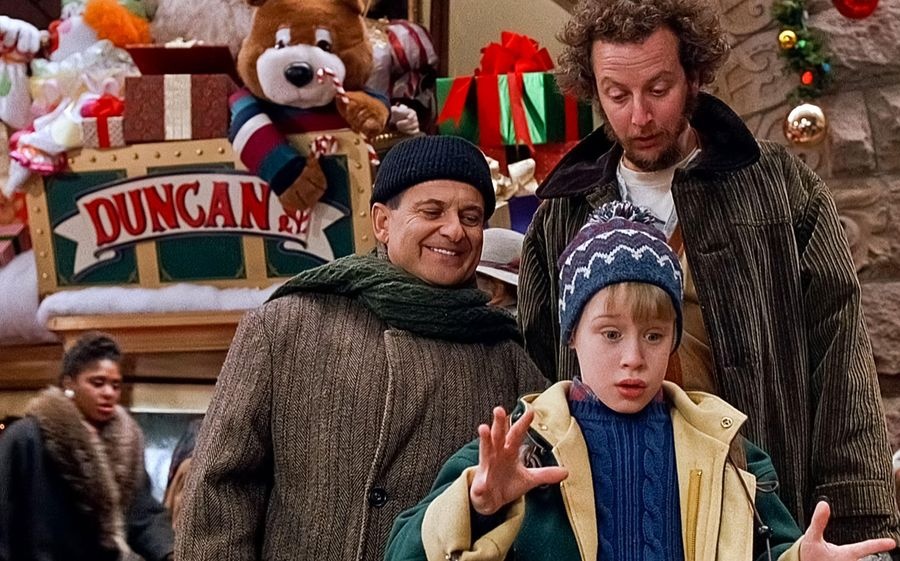 Macaulay-Culkin-Joe-Pesci-and-Daniel-Stern-Home-Alone-2.jpg