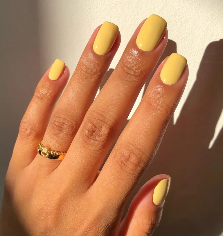 YELLOW-NAILS-@iramshelton.jpg