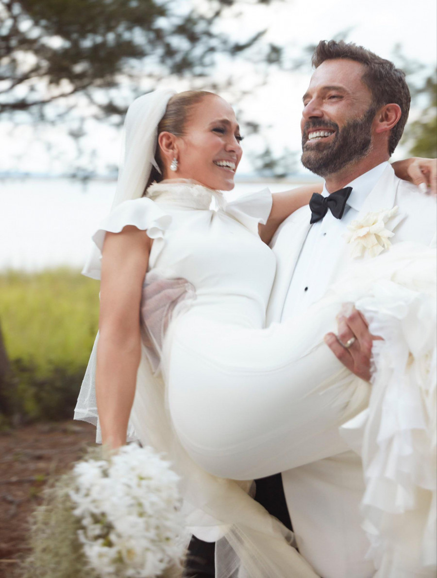 jennifer-lopez-shares-new-photos-from-her-wedding-with-ben-v0-7azrwtc5egjb1.jpg