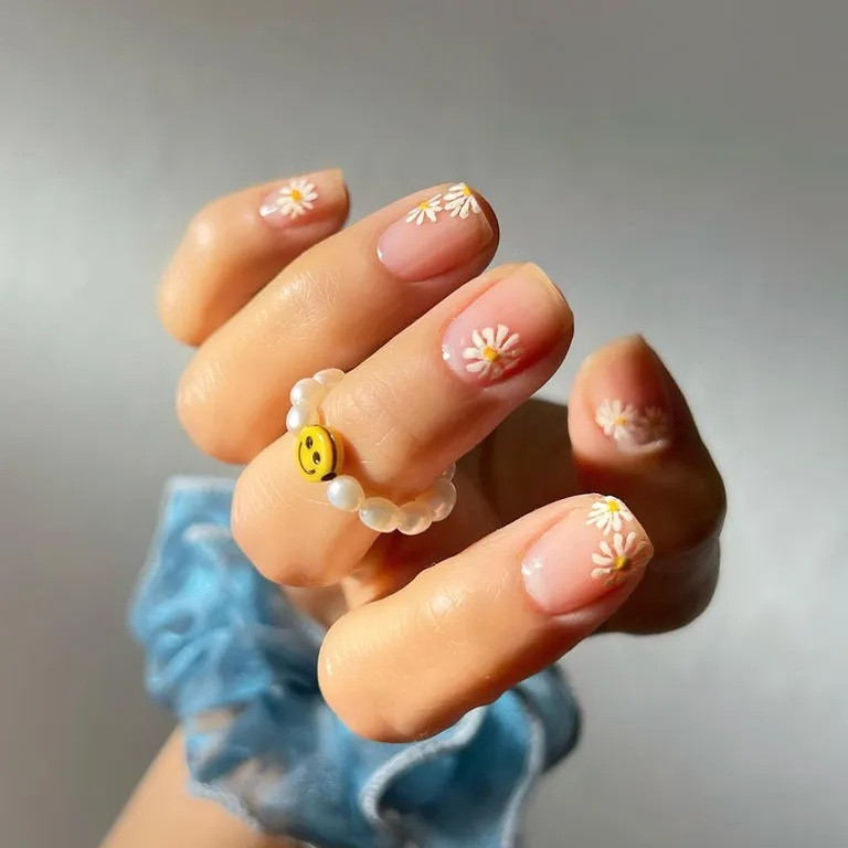 @thehangedit-FLORAL-NAILS.jpg
