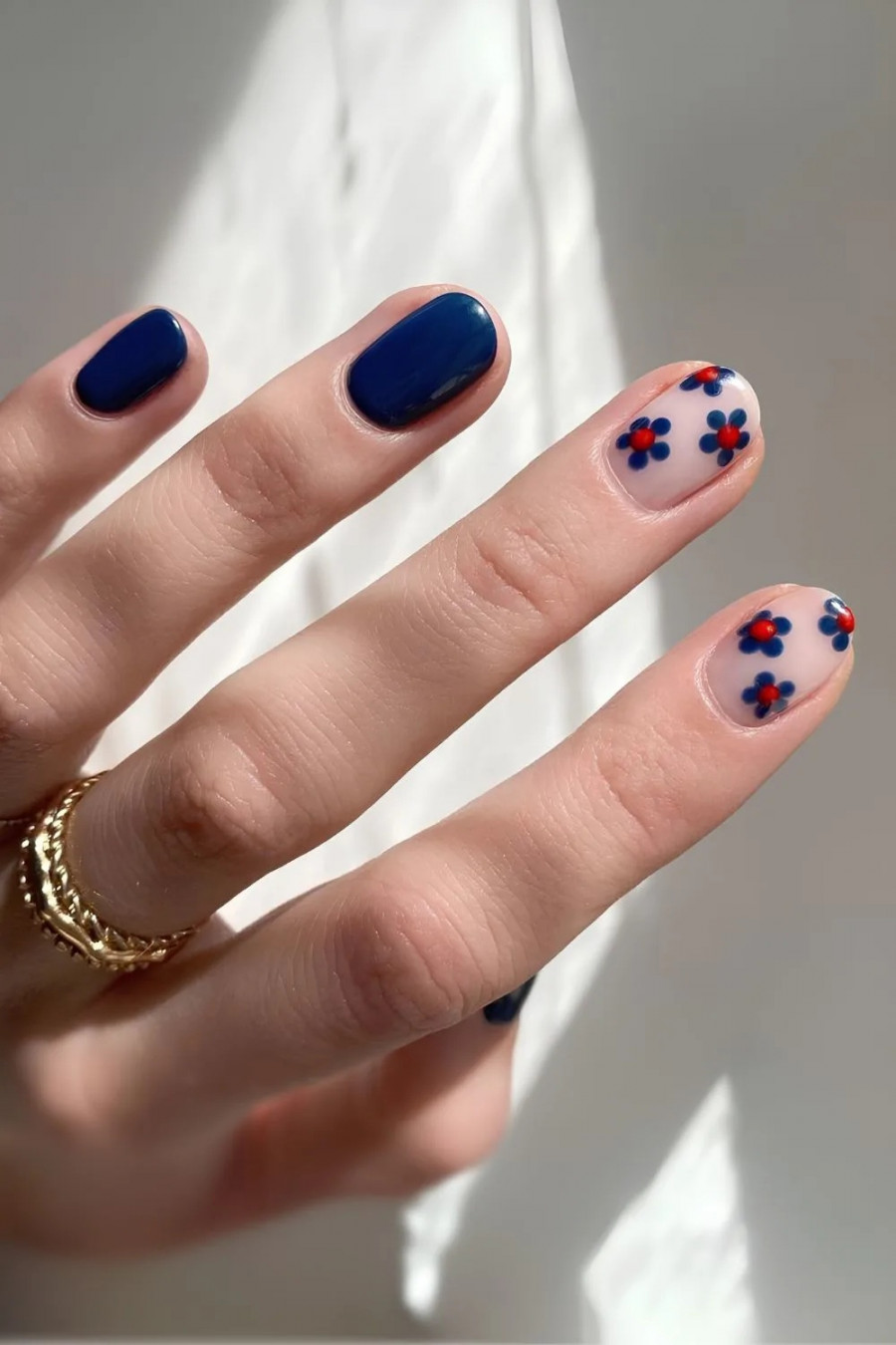 Navy-blue-nails-with-daisy-art.jpg.jpg