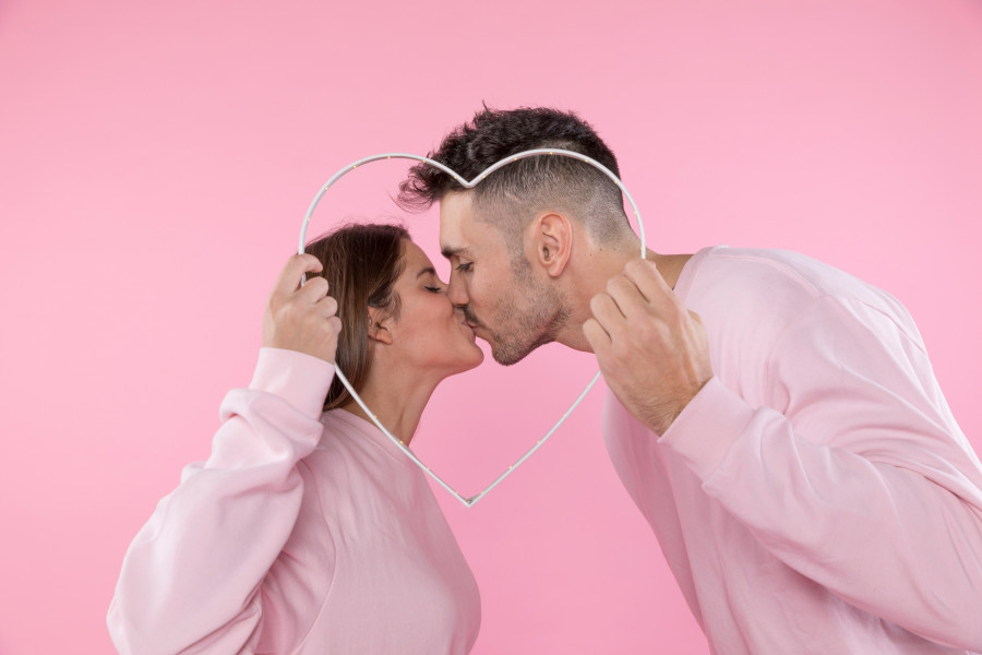 kiss-man-woman-holding-symbol-heart.jpg