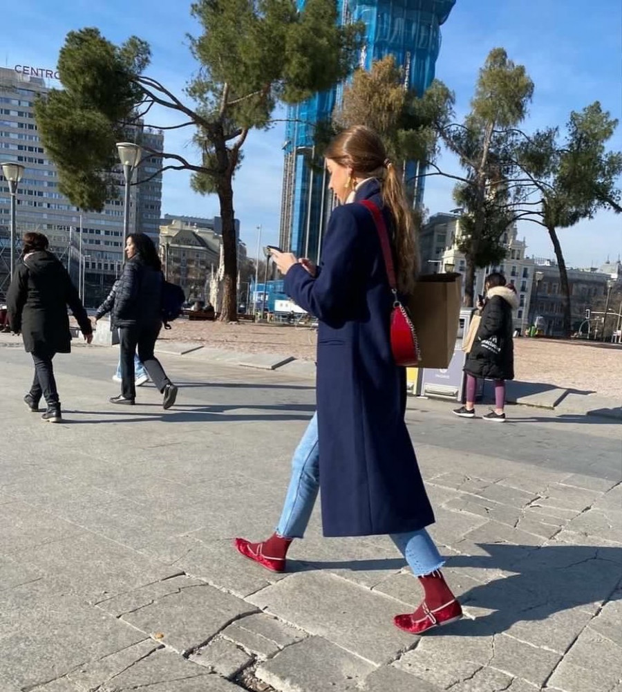 navy-blue-coat-jeans-red-socks-velvet-red-mary-janes-spotted-at-colon-abrigo-azul-marino-j.jpg