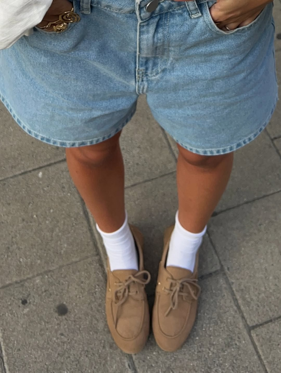 found-the-perfect-summer-fall-transitional-outfit-boat-shoes-with-socks-denim-shorts-and-li-1.jpg