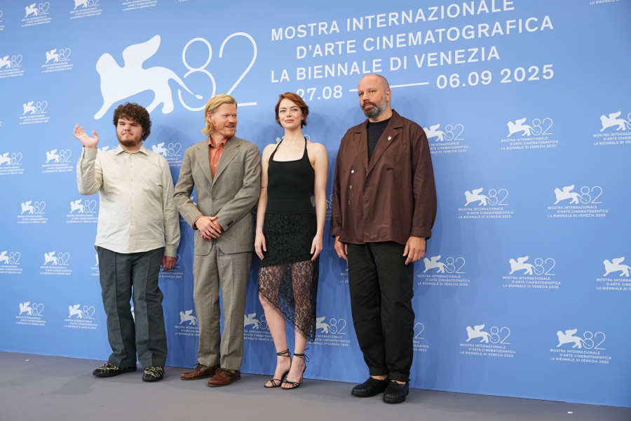Yorgos Lanthimos,Aidan Delbis,Emma Stone,Jesse Plemons