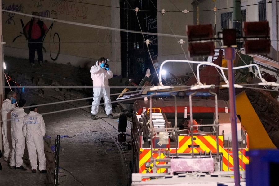 Portugal Streetcar Derailed