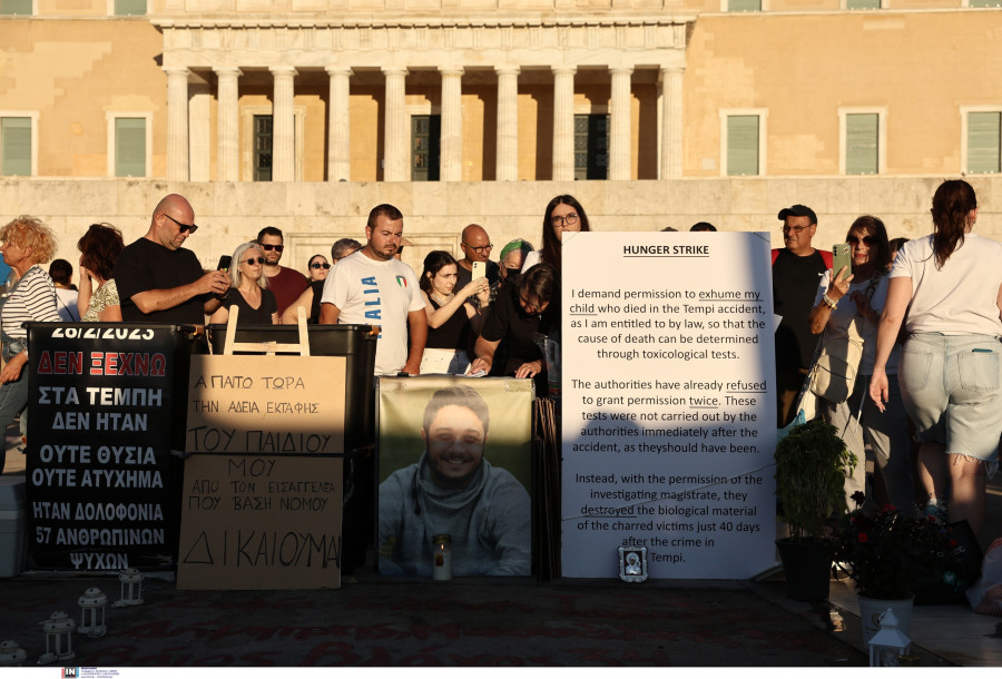 ΣΥΓΚΕΝΤΡΩΣΗ ΣΥΜΠΑΡΑΣΤΑΣΗΣ ΣΤΟΝ ΑΠΕΡΓΟ ΠΕΙΝΑΣ ΠΑΤΕΡΑ ΤΟΥ ΘΥΜΑΤΟΣ ΤΩΝ ΤΕΜΠΩΝ ΝΤΕΝΙ ΡΟΥΤΣΙ ΣΤΟ ΣΥΝΤΑΓΜΑ