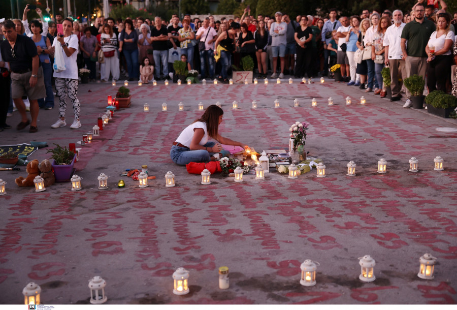 ΣΥΓΚΕΝΤΡΩΣΗ ΣΥΜΠΑΡΑΣΤΑΣΗΣ ΣΤΟΝ ΑΠΕΡΓΟ ΠΕΙΝΑΣ ΠΑΤΕΡΑ ΤΟΥ ΘΥΜΑΤΟΣ ΤΩΝ ΤΕΜΠΩΝ ΝΤΕΝΙ ΡΟΥΤΣΙ ΣΤΟ ΣΥΝΤΑΓΜΑ