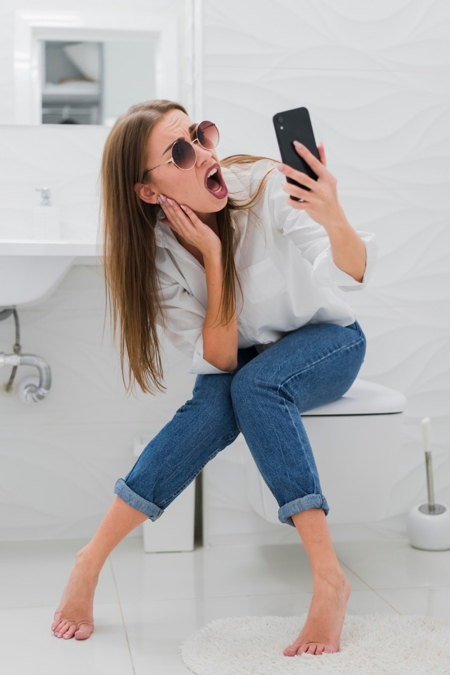 surprised-woman-looking-her-phone.jpg