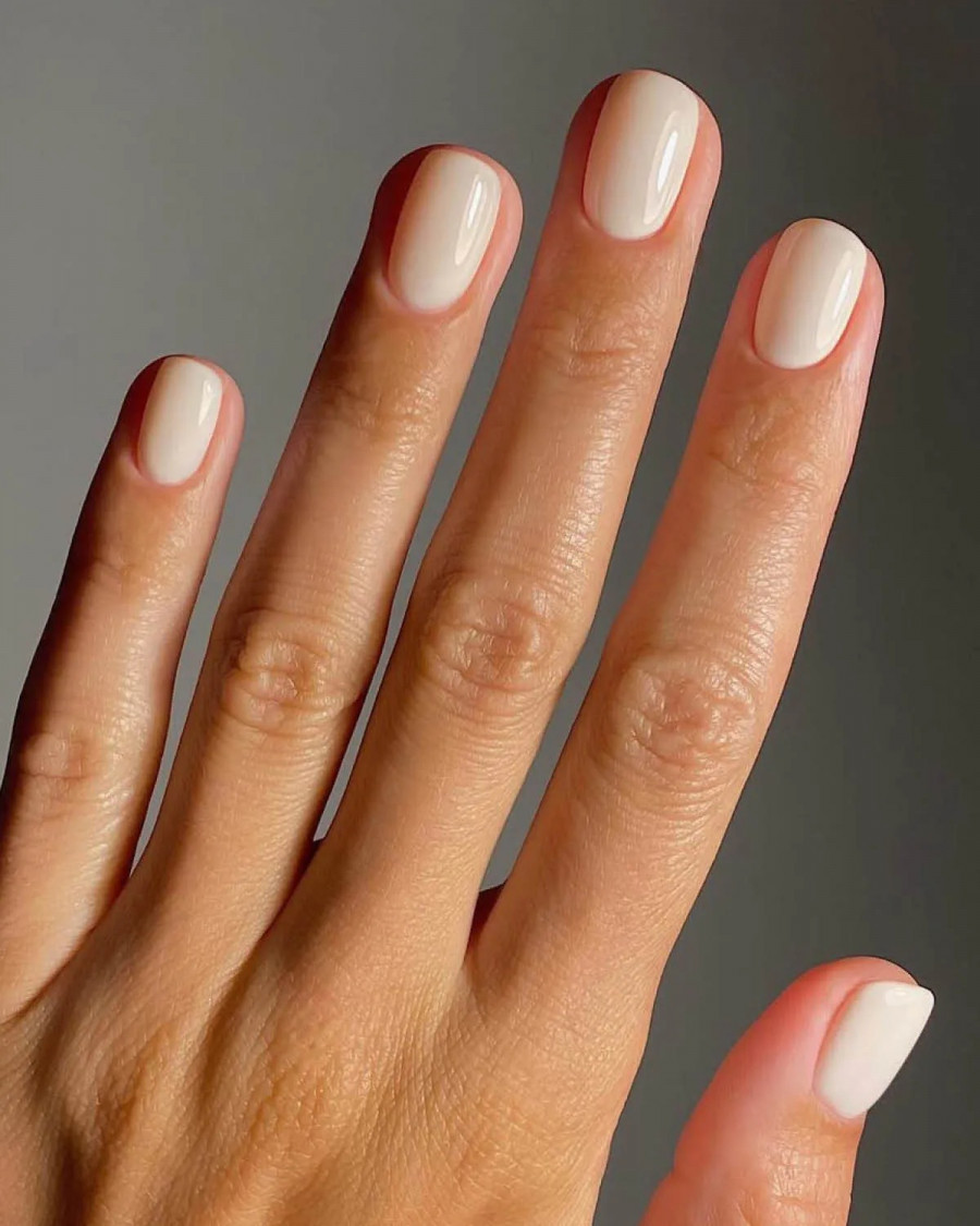 matejanova-white-nails.jpg