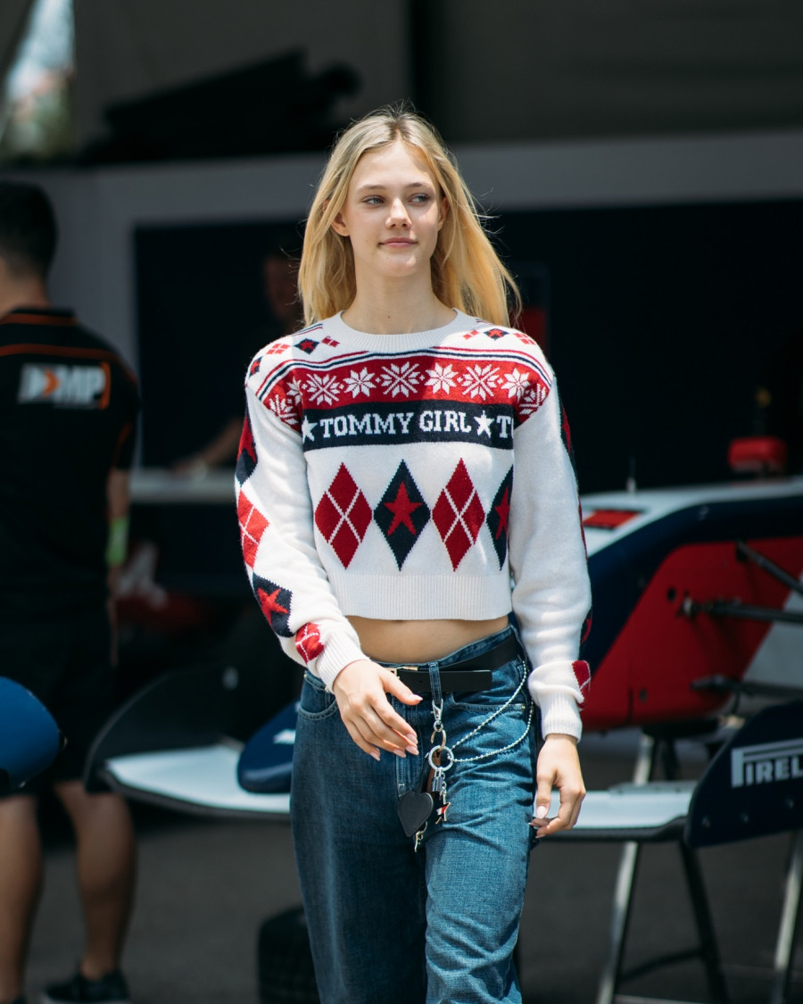 tommy-jeans-fall25-alba-larsenlids5-f1a-singapore.jpg