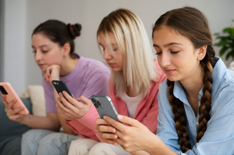 side-view-girls-holding-smartphones.jpg