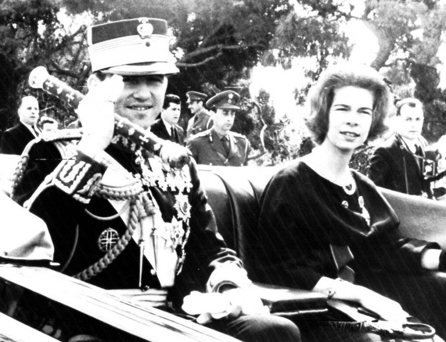 Eawatchf AP I   GREECE APHS GREECE KING WAVES TO CROWD