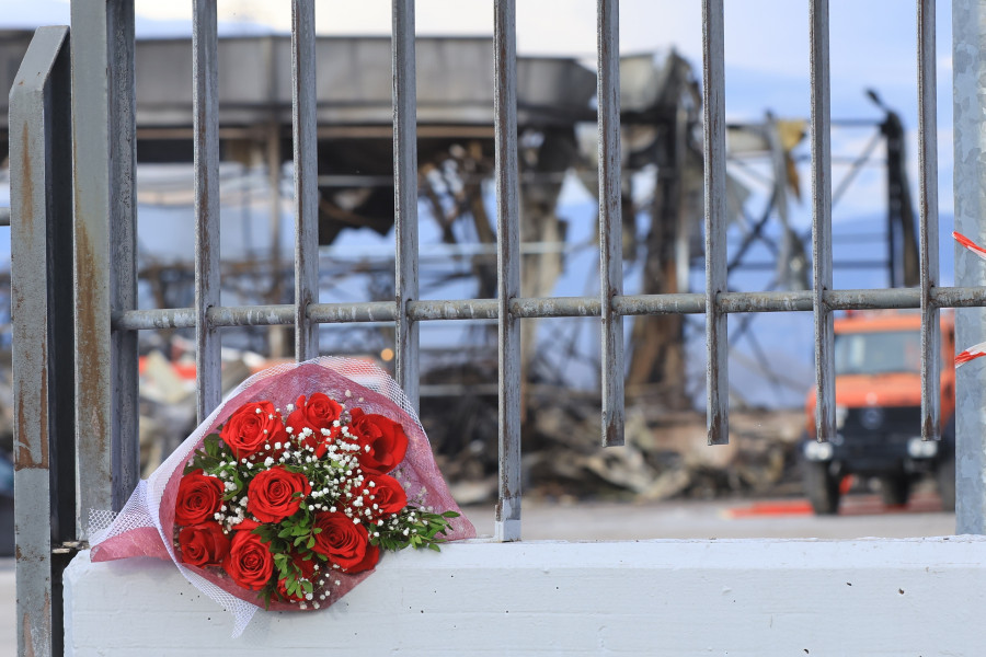 Η ΕΠΟΜΕΝΗ ΜΕΡΑ ΑΠΟ ΤΗ ΦΩΤΙΑ ΣΤΟ ΕΡΓΟΣΤΑΣΙΟ ΜΠΙΣΚΟΤΩΝ 