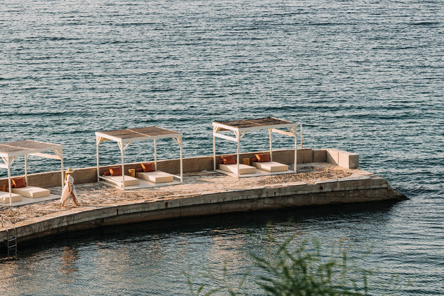 brown-beach-chalkida-by-brown-hotels-lounge-beds-by-the-cove-1.jpg