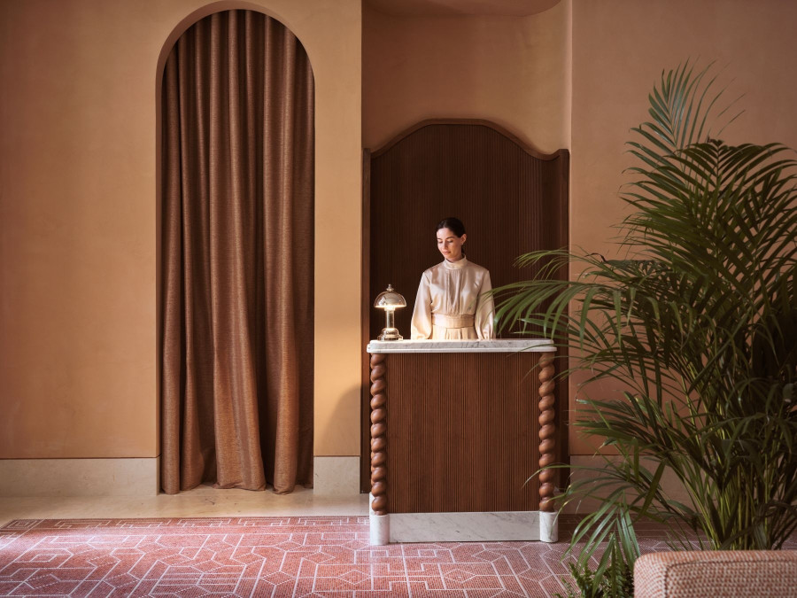 byzantino-grande-brasseriehostess.jpg