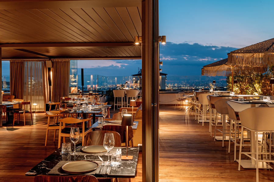 brownacropolrooftoprestauranteveningslightsandtables.jpg