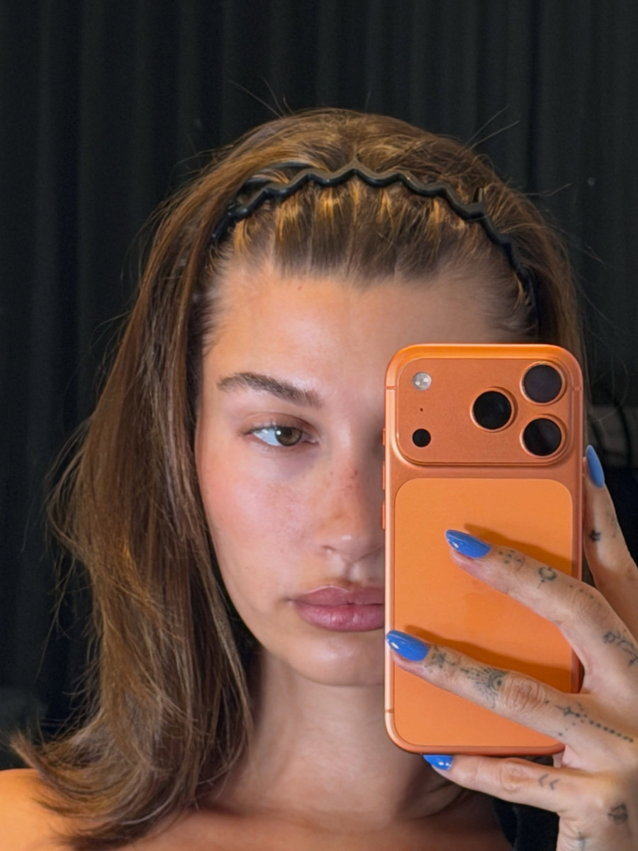 haileybieberbluenails.jpg