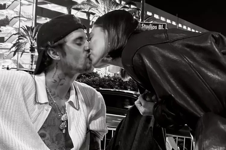 hailey-bieber-justin-valentines-day-instagram-0214241539-ee78122b93434708bd8c55dd967ecb42.jpeg