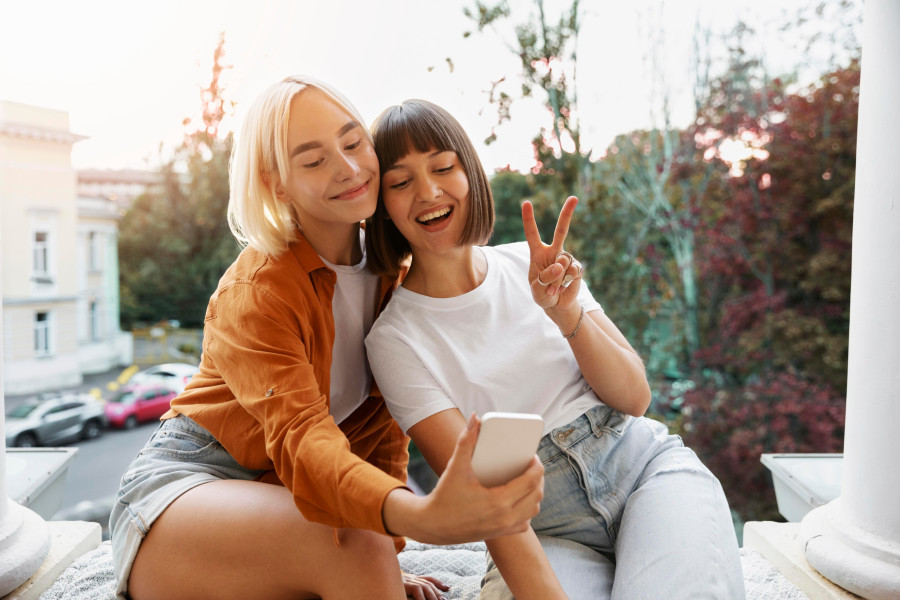 best-friends-taking-selfie-party.jpg