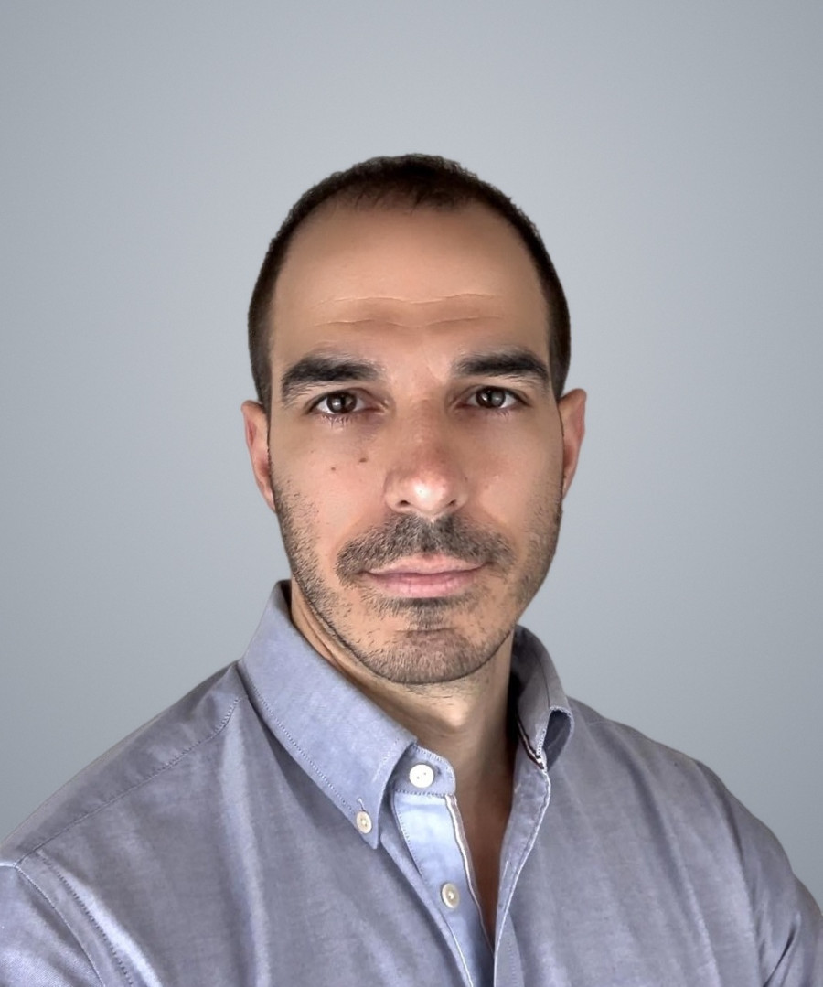 headshotstudiograycentered.jpg