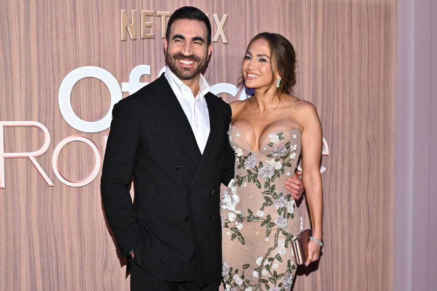 Brett Goldstein,Jennifer Lopez