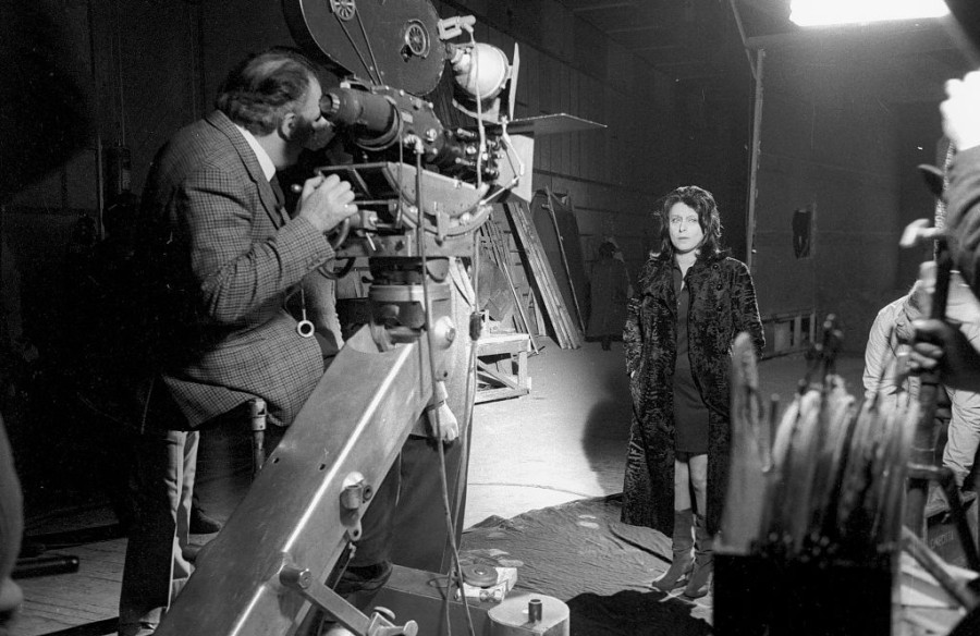 Film director Federico Fellini filming actress Anna Magnani during the movie 'Roma, Rome 1971