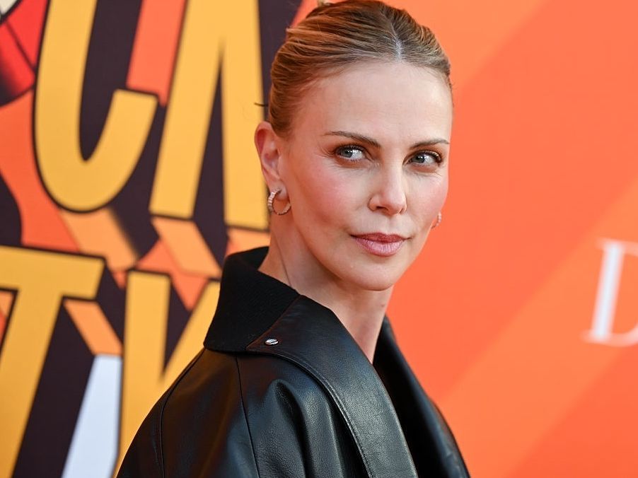 Ακομπλεξάριστη η Charlize Theron μιλά για τη σχέση με 26χρονο: Οι haters αγοράζουν καπέλα DiCaprio