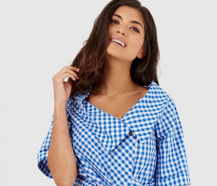 Πώς θα επιλέξεις το σωστό ντεκολτέ σε μπλούζες και φορέματα σύμφωνα με το σώμα σου