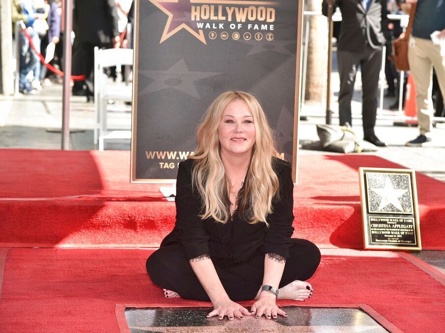 You With the Sad Eyes: Η αυτοβιογραφία της Christina Applegate είναι γεμάτη πόνο & ανθεκτικότητα