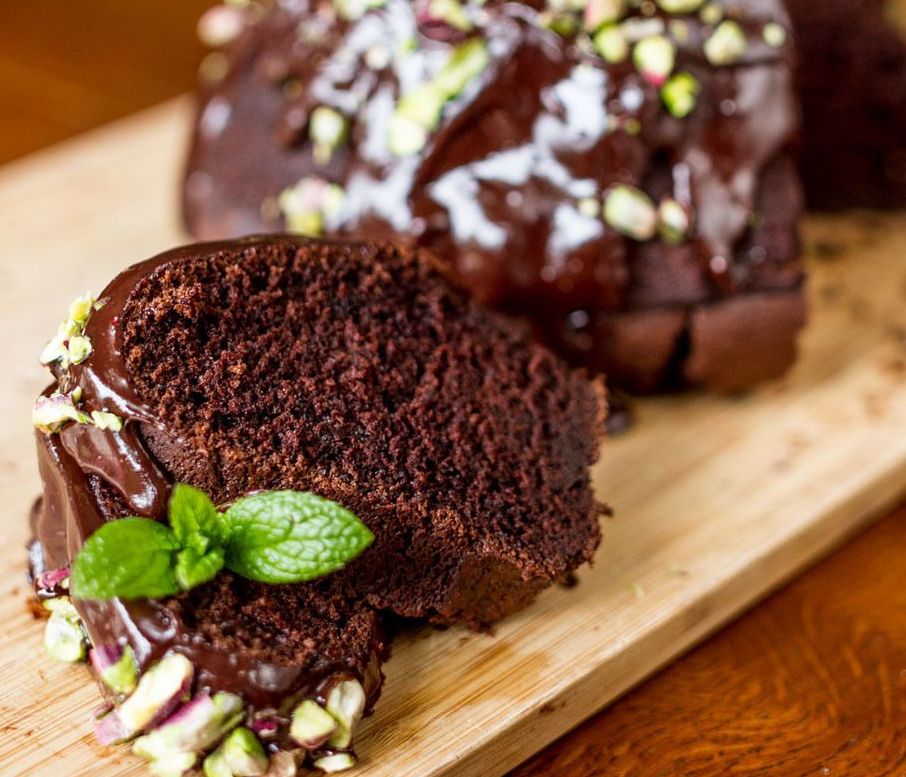 Άκης Πετρετζίκης: Κέικ με γιαούρτι και μαύρη μπίρα