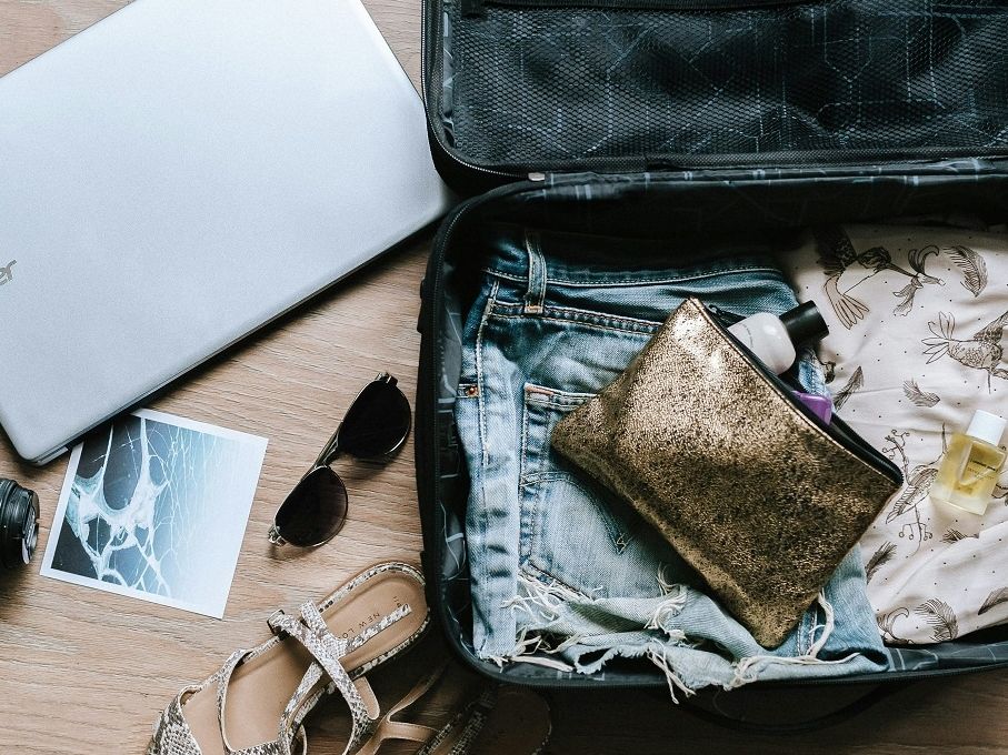 Γιατί δεν πρέπει να βάζεις ποτέ τη βαλίτσα πάνω στο κρεβάτι