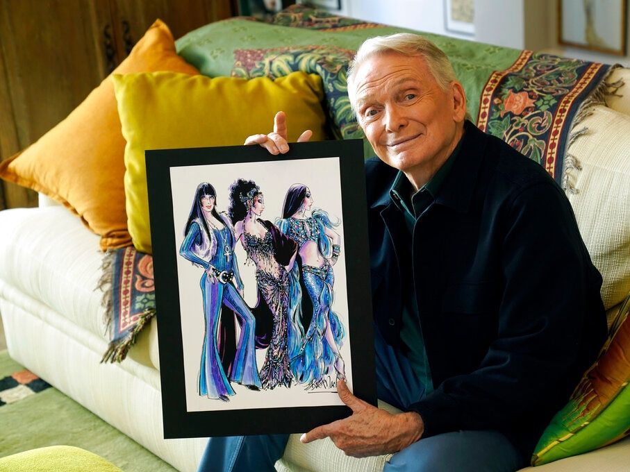 Bob Mackie: Ο «βασιλιάς της παγιέτας» που άλλαξε την pop κουλτούρα & αξέχαστα looks της καριέρας του