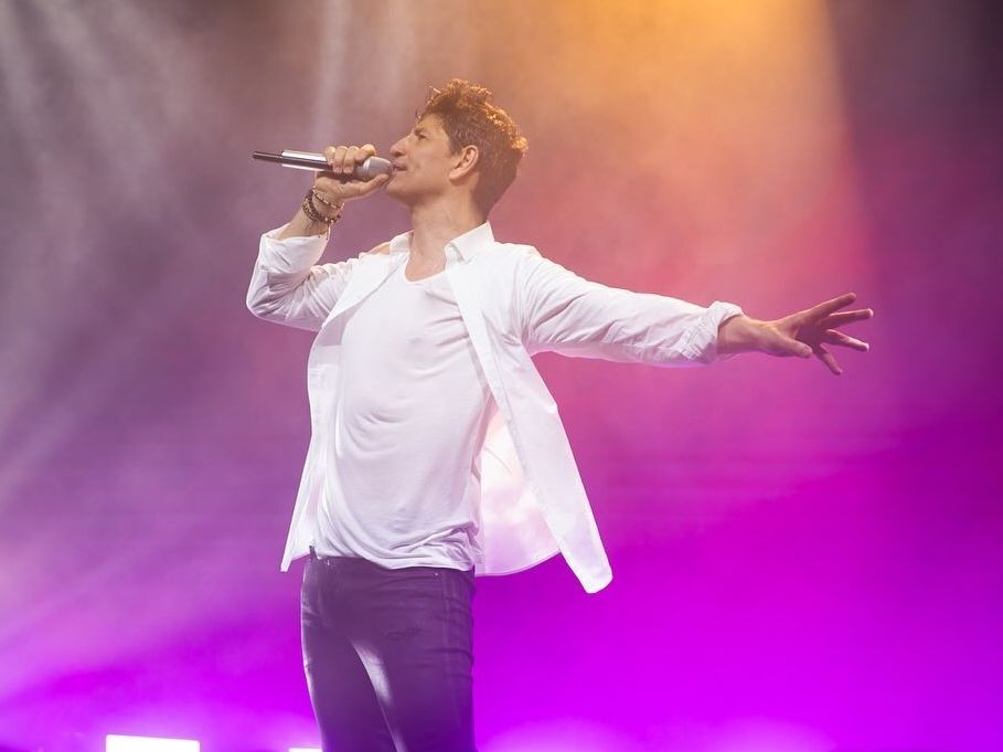 Από το 1992 ως σήμερα ο Σάκης Ρουβάς ξέρει να κάνει live - ναι, ακόμα και με σκισμένο τζιν