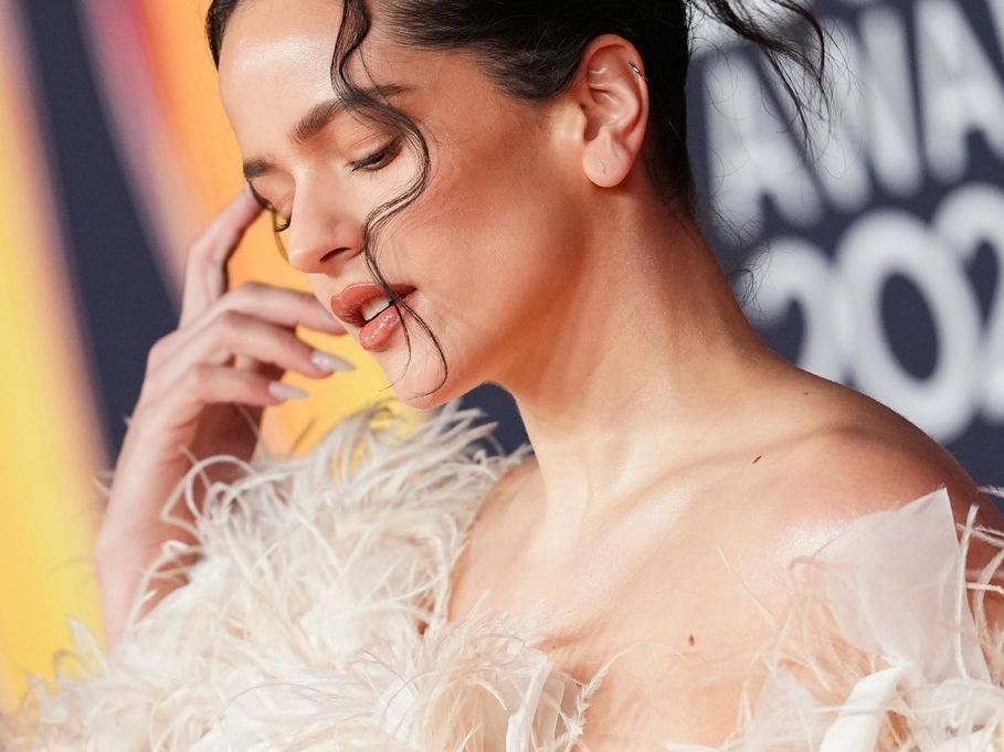 5+1 iconic beauty looks από τη  Rosalía που δημιούργησαν τάσεις